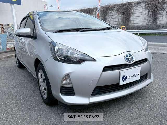 Toyota AQUA 2013-03 8224318-8