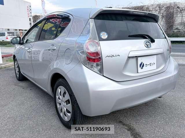 Toyota AQUA 2013-03 8224318-9