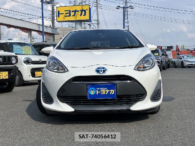 Toyota AQUA 2018-05 8224811-1