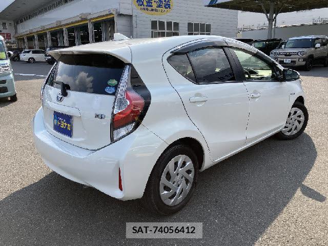 Toyota AQUA 2018-05 8224811-3