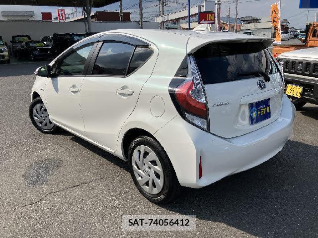 Toyota AQUA 2018-05 8224811-4