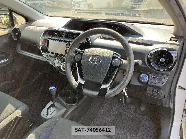 Toyota AQUA 2018-05 8224811-6