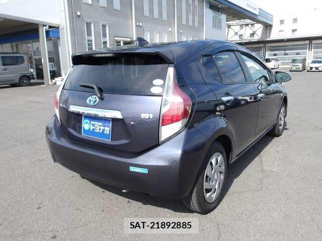 Toyota AQUA 2015-01 8224862-1