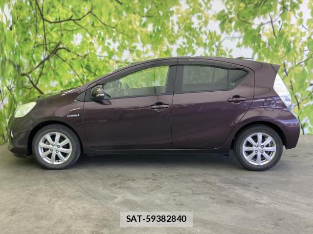 Toyota AQUA 2014-02 8225130-1