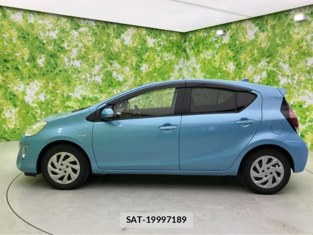 Toyota AQUA 2015-07 8225318-1