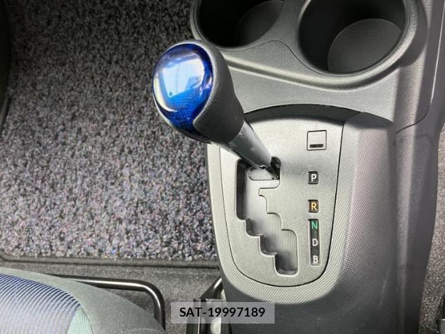 Toyota AQUA 2015-07 8225318-17
