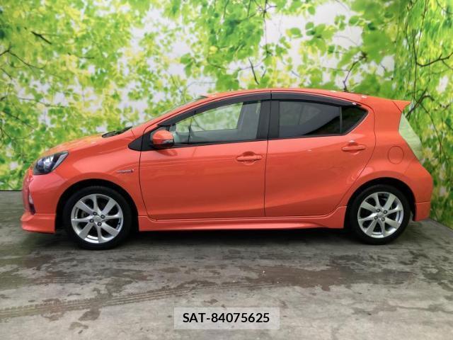 Toyota AQUA 2012-11 8225409-1