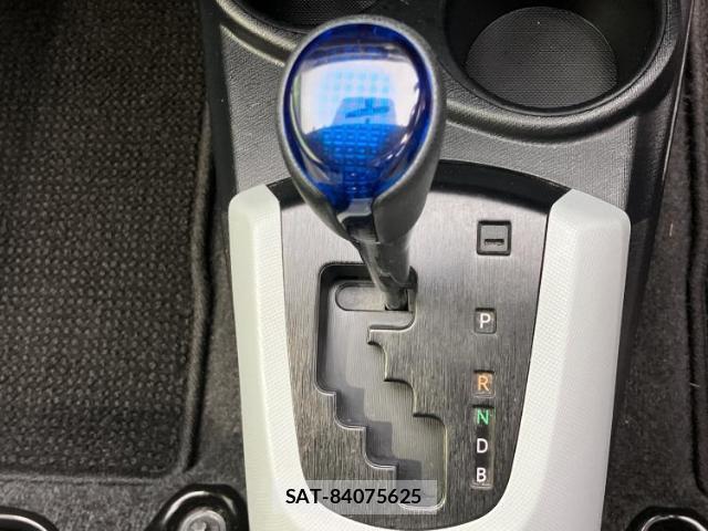 Toyota AQUA 2012-11 8225409-17