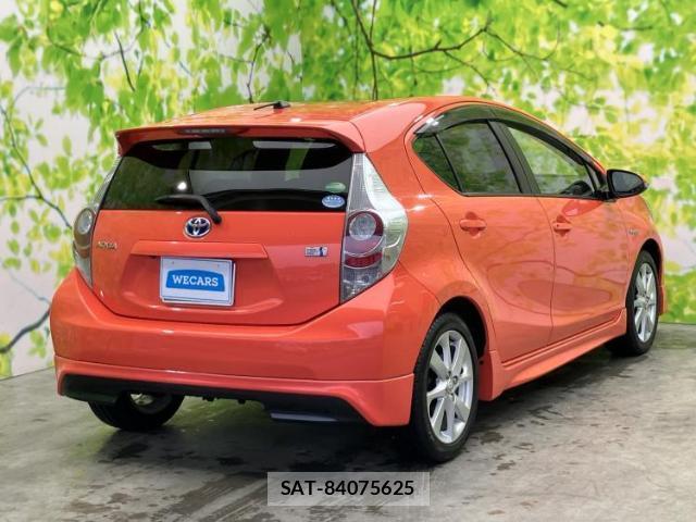 Toyota AQUA 2012-11 8225409-2