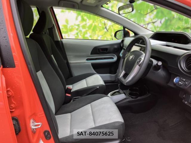 Toyota AQUA 2012-11 8225409-3