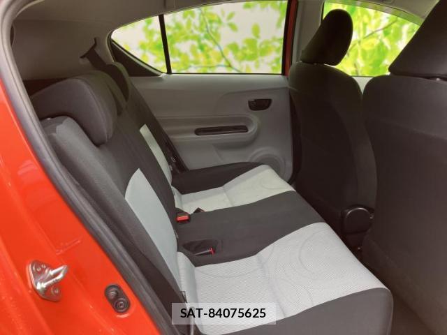 Toyota AQUA 2012-11 8225409-4