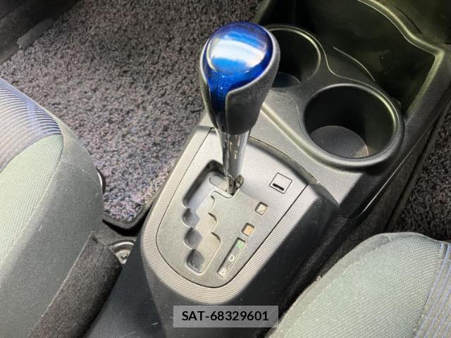 Toyota AQUA 2015-06 8225438-17