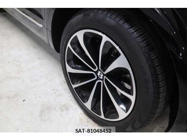 Bentley BENTAYGA 2018-07 8223582-6