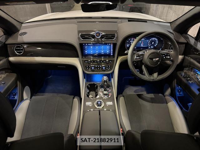 Bentley BENTAYGA 2024-06 8225560-6