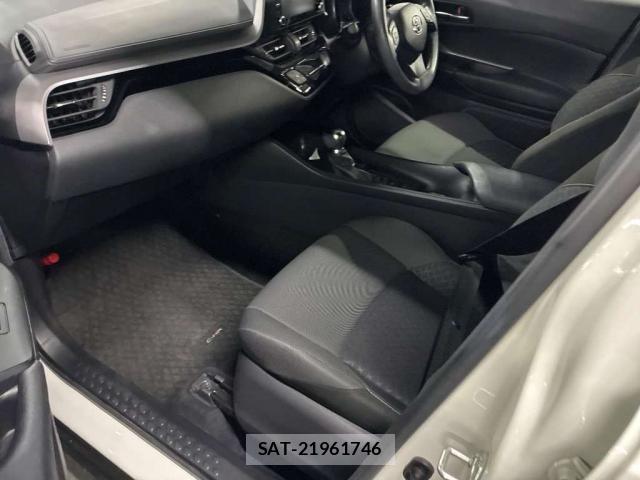 Toyota C-HR 2021-07 8216402-5