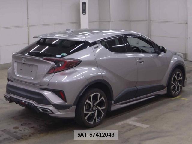 Toyota C-HR 2017-07 8216426-1