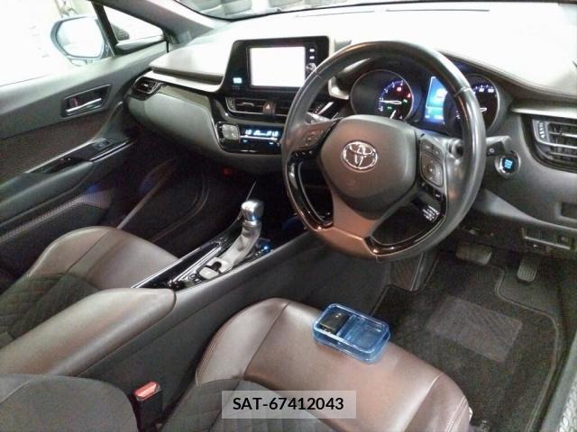 Toyota C-HR 2017-07 8216426-2