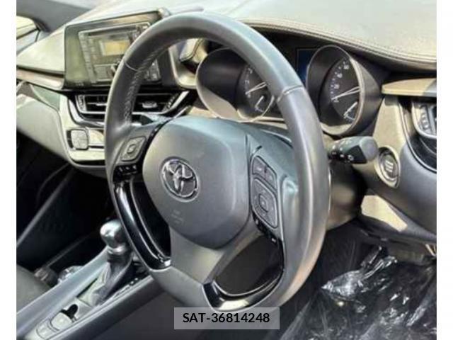 Toyota C-HR 2017-02 8217426-2