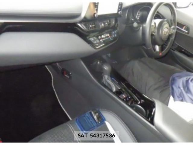 Toyota C-HR 2021-04 8218927-2