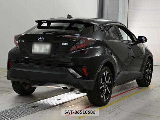 Toyota C-HR 2017-05 8218960-1