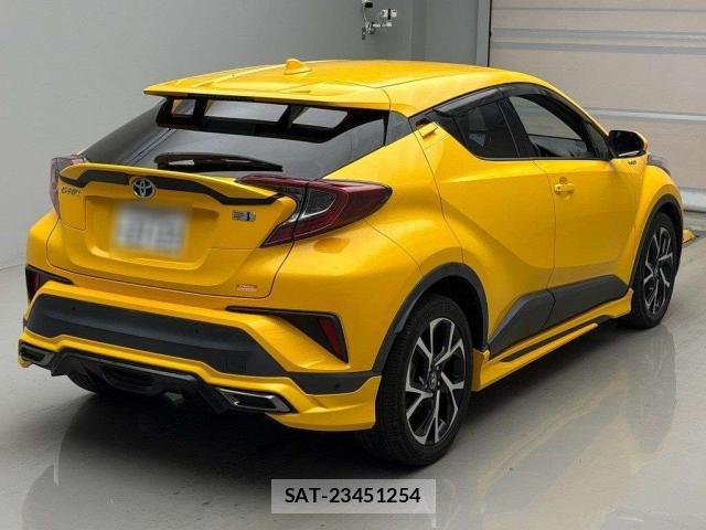 Toyota C-HR 2018-10 8219002-1