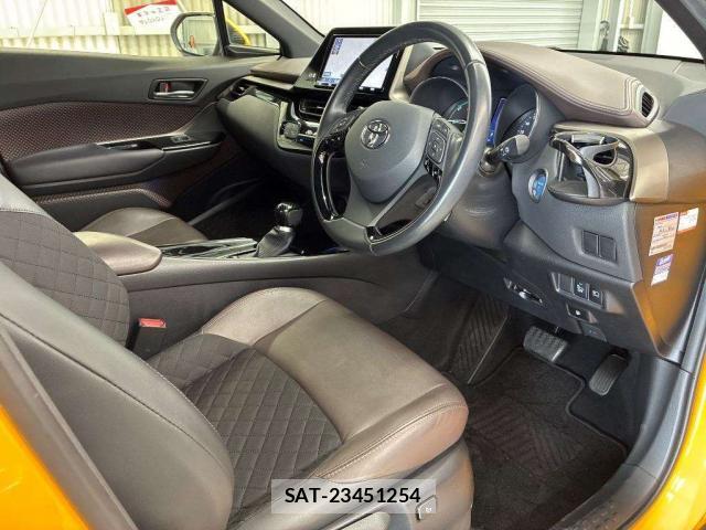 Toyota C-HR 2018-10 8219002-3
