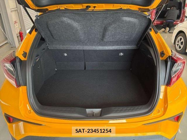 Toyota C-HR 2018-10 8219002-7