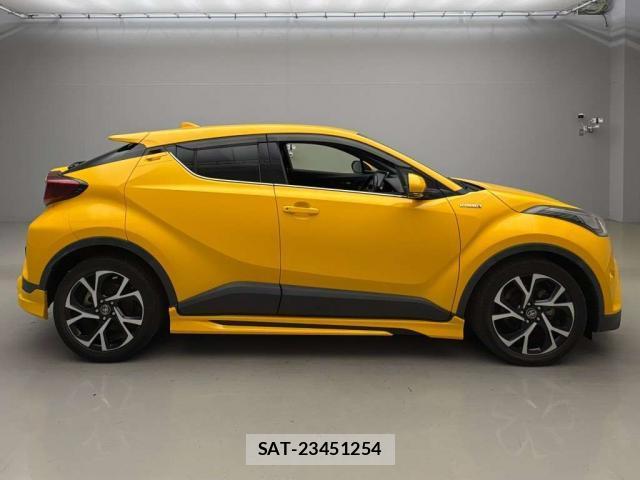 Toyota C-HR 2018-10 8219002-8