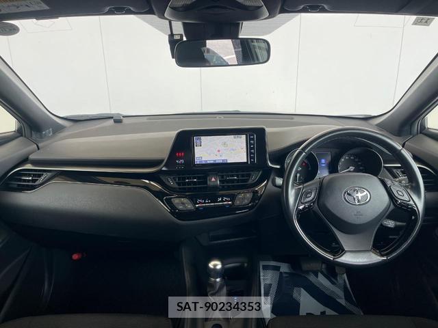 Toyota C-HR 2018-11 8221351-1