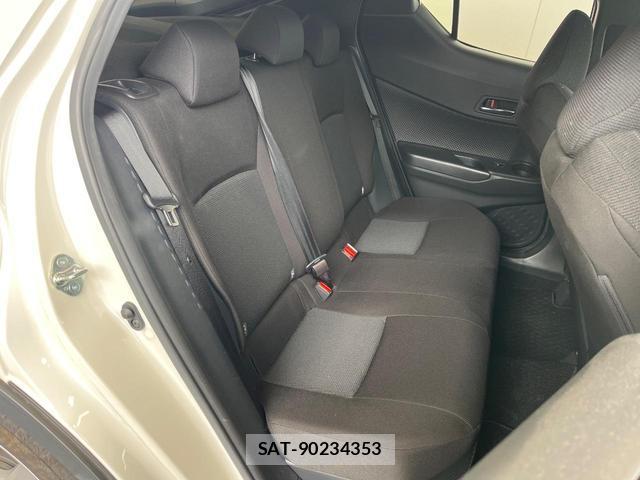 Toyota C-HR 2018-11 8221351-8