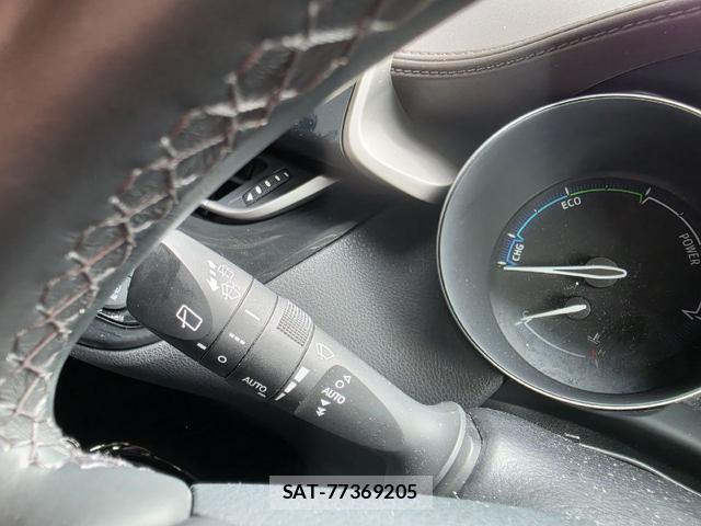 Toyota C-HR 2017-08 8222914-15