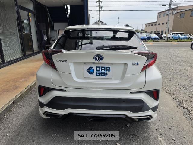 Toyota C-HR 2017-08 8222914-7