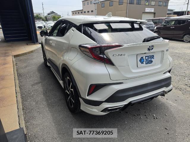 Toyota C-HR 2017-08 8222914-8