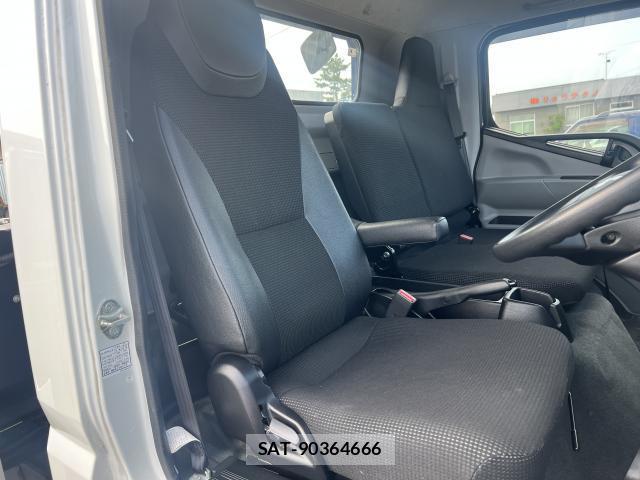 MITSUBISHI FUSO CANTER 2022-07 8218447-5