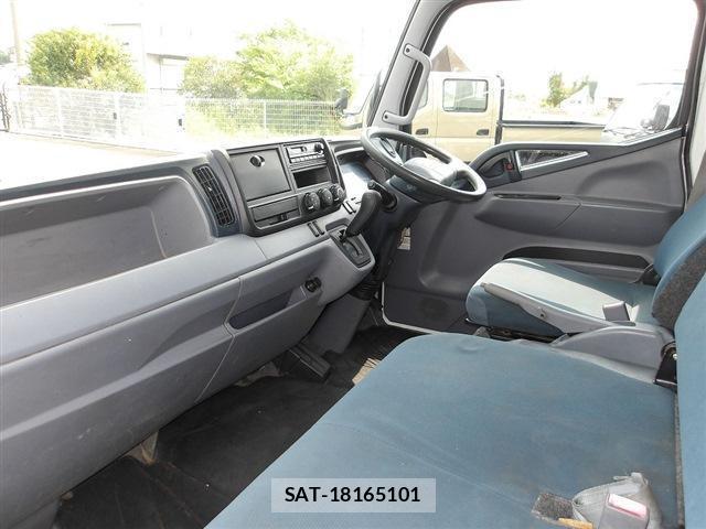 MITSUBISHI FUSO CANTER 2013-08 8218803-2