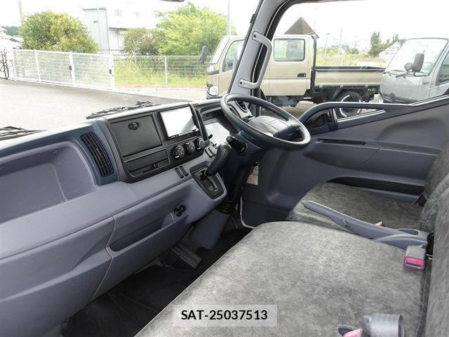 MITSUBISHI FUSO CANTER 2015-03 8218804-2