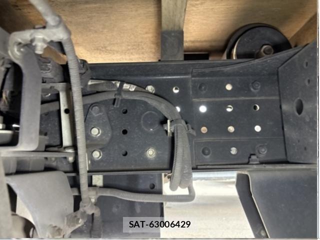 MITSUBISHI FUSO CANTER 2017-04 8221054-14