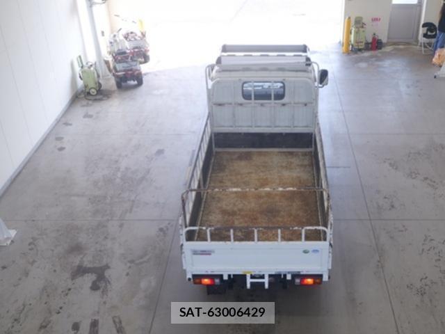 MITSUBISHI FUSO CANTER 2017-04 8221054-2