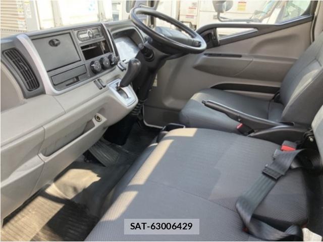 MITSUBISHI FUSO CANTER 2017-04 8221054-3