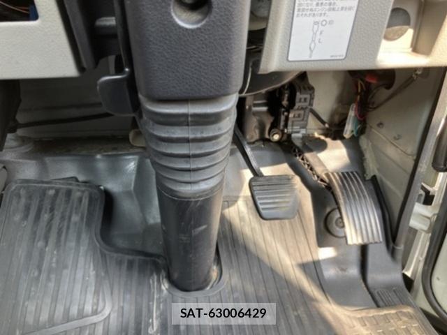MITSUBISHI FUSO CANTER 2017-04 8221054-4