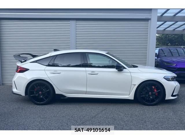 Honda CIVIC 2025-04 8216230-16