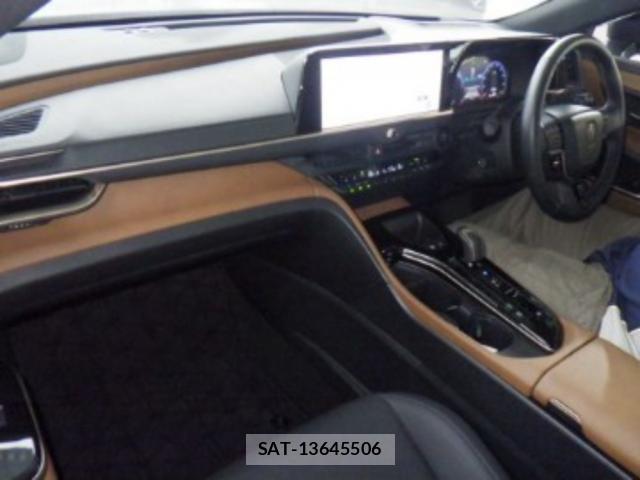 Toyota Crown Crossover 2025-02 8218870-2