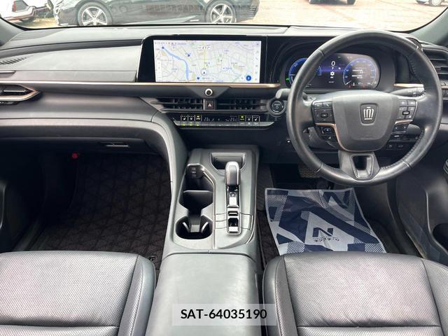 Toyota Crown Crossover 2023-07 8219482-1