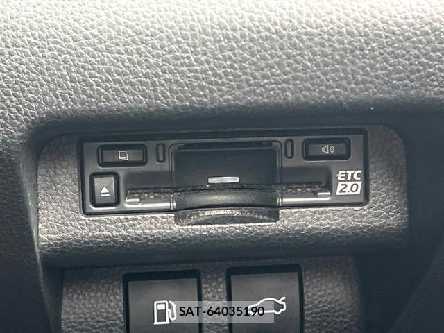 Toyota Crown Crossover 2023-07 8219482-6