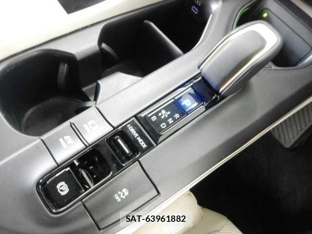 Toyota Crown Crossover 2023-03 8223933-8