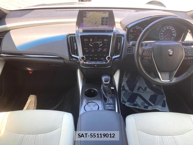 Toyota CROWN HYBRID 2018-06 8219490-1