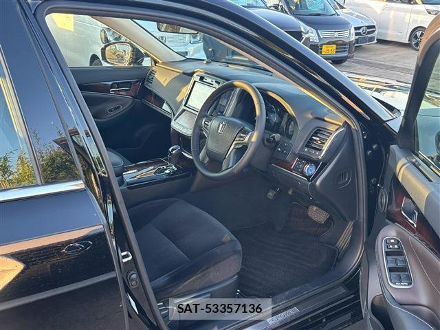 Toyota CROWN HYBRID 2017-06 8222595-16