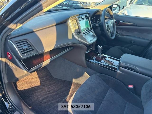 Toyota CROWN HYBRID 2017-06 8222595-3