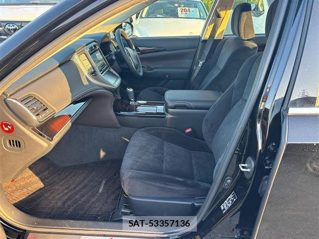 Toyota CROWN HYBRID 2017-06 8222595-4