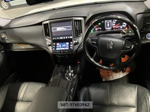 Toyota CROWN HYBRID 2017-01 8222796-2